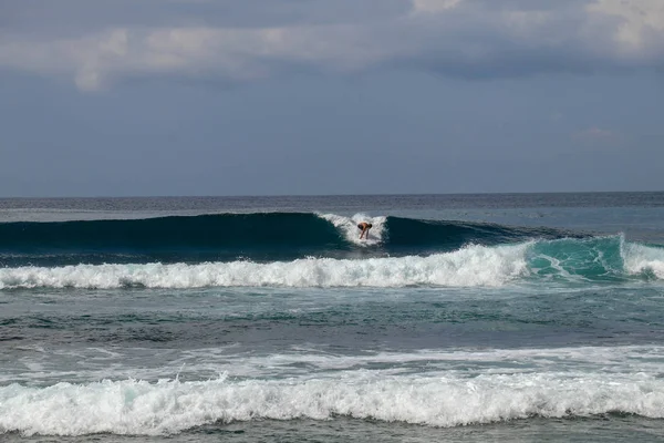 Surfovat mladého muže na surfu. Chlapec v oceánu během surfování. Surfař — Stock fotografie
