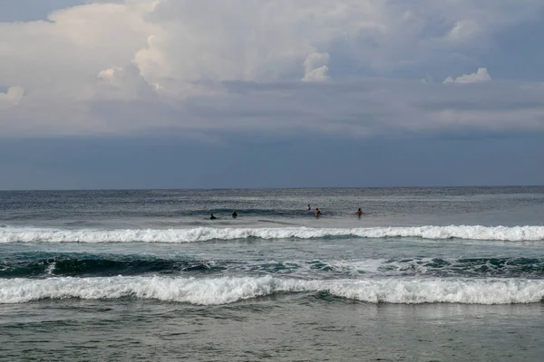 Surfez dans l'océan en attendant une vague. Les surfeurs attendent pour de bon — Photo