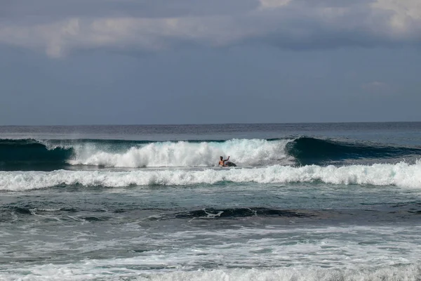 Jeune homme caucasien surfe sur la vague de l'océan et fait beaucoup de spla — Photo