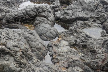 Altında beyaz kum olan bir kayanın içindeki depresyonlar deniz suyuyla doludur. Hindistan Okyanusu kıyısında, Bali 'de, Endonezya' da lav yatağında küçük göletler kazıldı. Akıntı siyah kayada küçük göller kazdı..