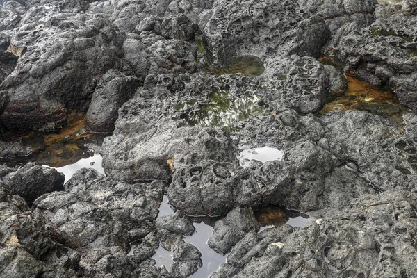 底に白い砂と岩の中のうつ病は 海の水が殺到した インドネシアのバリ島 インド洋沿岸の溶岩ベッドで発掘された小さな池 潮が黒い岩の中に小さな湖を掘った — ストック写真