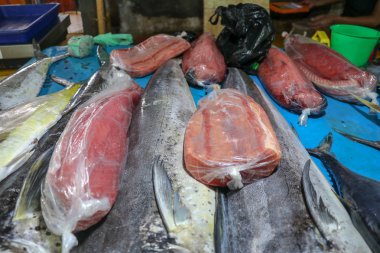 Jimbaran, Bali Adası 'ndaki yerel pazarda taze deniz ürünleri satıyor. Satılık taze balık. Dorado yunus balığı mahi-mahi ya da Coryphaena Hippurusl olarak da bilinir..