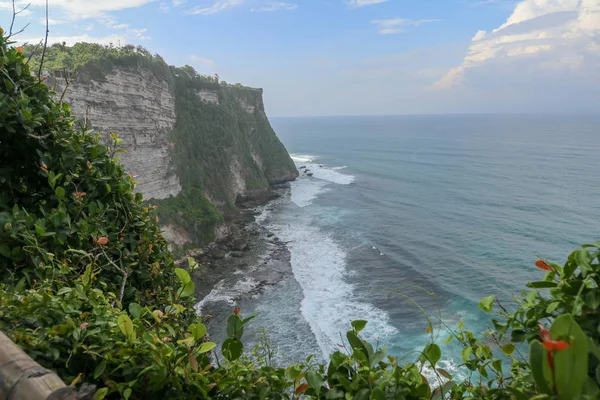 Vista Penhasco Uluwatu Com Pavilhão Mar Azul Bali Indonésia Bela — Fotografia de Stock