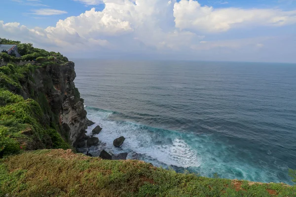 Pohled Útes Uluwatu Pavilonem Modrým Mořem Indonéském Bali Krásná Scenérie — Stock fotografie