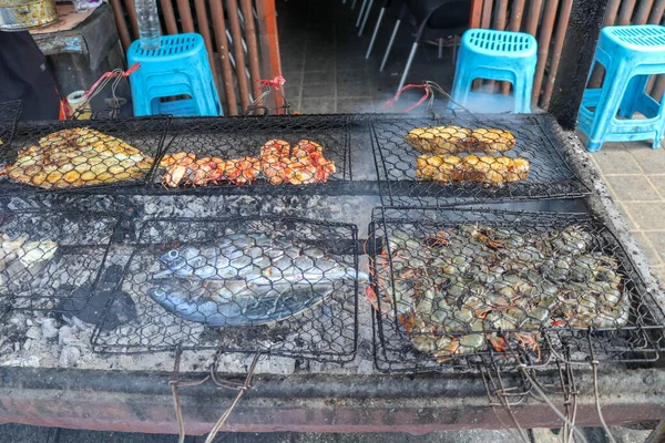 鱼肉烧烤 烹饪烧烤海鲜着火了 用燃烧的煤块烤着 在巴厘岛热带小岛上的鱼类市场上 烧烤时正进行着绝妙的热身 健康和美味的海鲜 — 图库照片