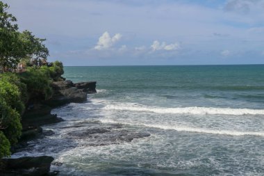 Hint Okyanusu kıyısında, Kutsal Bali Tapınağı Tanah Lot 'un yanında. Pura Batu Bolong kıyıdaki bir uçurumun kenarında ve kayada bir delik var. Yerel Endonezyalılar için kutsal bir yer