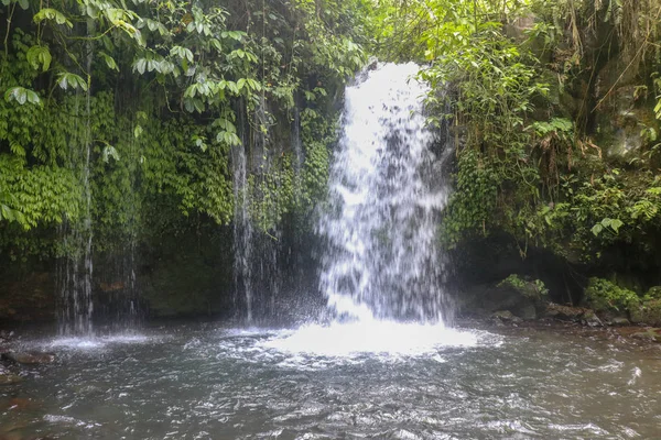 Yeh Waterfall Ligger Den Lummiga Risfältsfyllda Penebel Byn Tabanan Vattenfall — Stockfoto