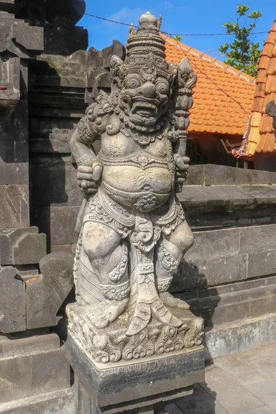 印度尼西亚巴厘岛靠近Tanah Lot的Batu Bolong圣殿石像的封堵 一座雕刻的雕像 上面有精美的细节 耸立在印度教庙宇的入口处 作为守护神 巴厘文化 — 图库照片