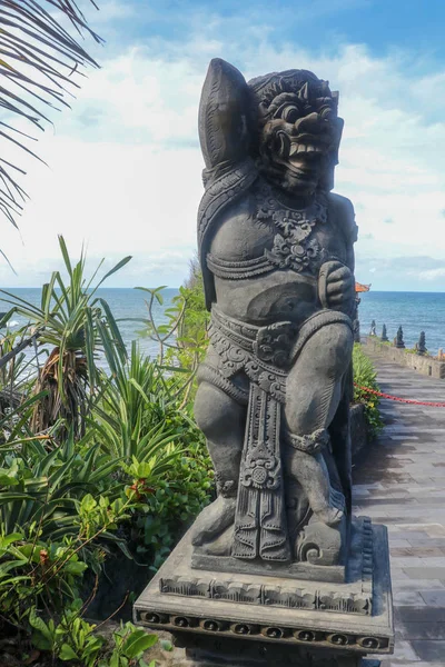 인도네시아 발리의 근처에 조각상이 봉해져 후견인으로 힌두교 점들이 조각된 — 스톡 사진
