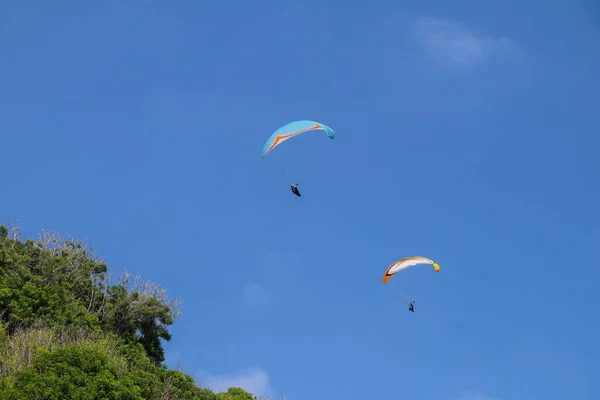 Parapente Cielo Dos Parapentes Individuales Volando Día Soleado Brillante Sobre —  Fotos de Stock