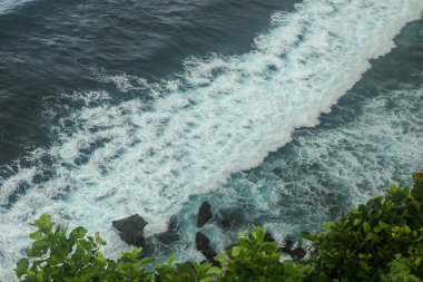 Uluwatu Tapınağı 'ndaki Iconic Ünlü Yeri' nin güzel panoramik manzarası, canlı bir yaz gündoğumu sırasında. Bali Adası 'ndaki Pura Luhur Uluwatu tapınağında inanılmaz manzaralar. Bulutlu, renkli bir gün batımı..