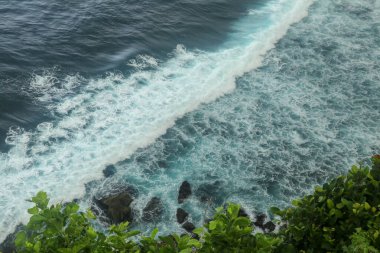 Uluwatu Tapınağı 'ndaki Iconic Ünlü Yeri' nin güzel panoramik manzarası, canlı bir yaz gündoğumu sırasında. Bali Adası 'ndaki Pura Luhur Uluwatu tapınağında inanılmaz manzaralar. Bulutlu, renkli bir gün batımı..