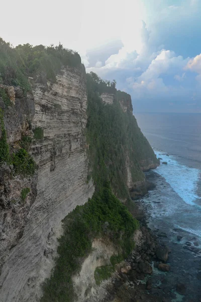 乌鲁瓦图圣殿 乌鲁瓦图语 Pura Luhur Uluwatu 是一座位于乌鲁瓦图的巴厘岛印度教海坛 它以座落在悬崖顶上的壮丽地理位置而闻名 风景如画的明亮悬崖景观 — 图库照片