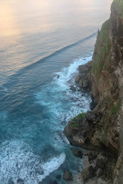 Hermosa Vista Panorámica Lugar Famoso Icónico Templo Uluwatu Durante Amanecer — Foto de Stock