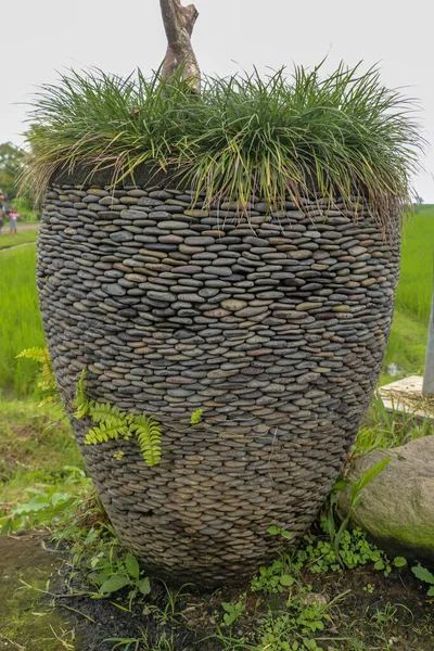 Enorme Maceta Hecha Pequeños Guijarros Negros Maceta Flores Ornamentales Colocados —  Fotos de Stock