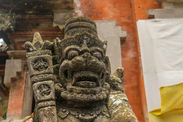 在印度尼西亚巴厘岛一座印度教庙宇旁边的一位监护人的近照 巴厘岛一座印度教庙宇的砖门 传统和历史遗迹 一名巴厘寺庙守护神的雕塑 — 图库照片