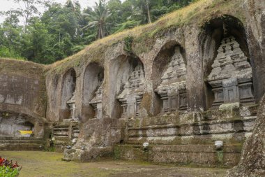 Ganung Kawi Tapınağı kompleksi 11. yüzyılda taştan kayalıklara oyulmuş kraliyet mezarları etrafında kurulmuştur. Bali, Endonezya. Taştan kayalıklara oyulmuş kraliyet mezarları merkezli cenaze tapınağı kompleksi.