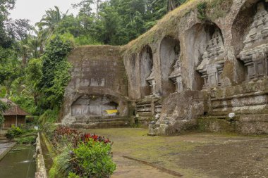 Ganung Kawi Tapınağı kompleksi 11. yüzyılda taştan kayalıklara oyulmuş kraliyet mezarları etrafında kurulmuştur. Bali, Endonezya. Taştan kayalıklara oyulmuş kraliyet mezarları merkezli cenaze tapınağı kompleksi.