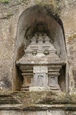 Udayana Hanedanlığı Kraliyet Mezarları. Gunung Kawi Tapınağı 'ndaki antik kraliyet mezarları. Cenaze kompleksi 11. yüzyılda taş uçurumlara oyulmuş kraliyet mezarları etrafında kurulmuştur. Bali, Endonezya.