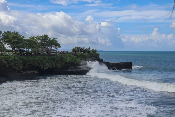 Tepenin Tepesindeki Tanah Lot Tapınağına Yakın Bir Turizm Merkezi Olan — Stok fotoğraf