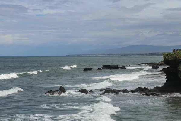 Szikla Sziklák Indiai Óceánon Bali Sziget Partjainál Batu Bolong Közelében — Stock Fotó