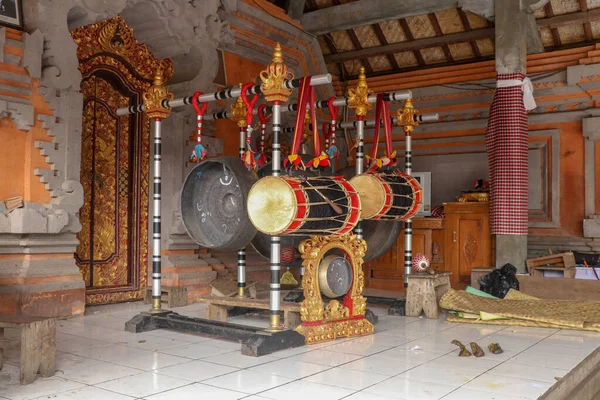 印度尼西亚巴厘岛印度教庙宇中的乐器 鼓和鼓悬挂在承重的木制华丽建筑上 在仪式中使用的乐器 — 图库照片