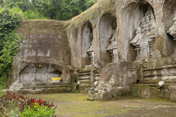 11世纪 甘隆卡维寺建筑群围绕着刻在石崖上的皇家墓碑 印度尼西亚巴厘 围绕着刻在石崖上的皇家墓葬的殡葬建筑群 — 图库照片