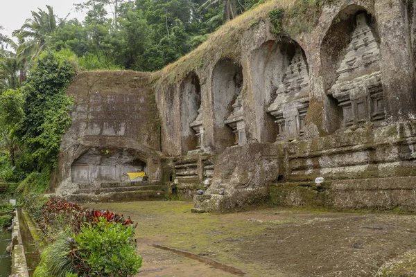 11世纪 甘隆卡维寺建筑群围绕着刻在石崖上的皇家墓碑 印度尼西亚巴厘 围绕着刻在石崖上的皇家墓葬的殡葬建筑群 — 图库照片