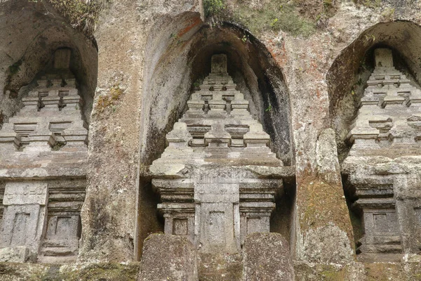 乌达亚纳王朝皇家陵墓 古皇家墓葬在Gunung Kawi寺 11世纪的殡葬建筑群围绕着刻在石崖上的皇家墓葬 印度尼西亚巴厘 — 图库照片