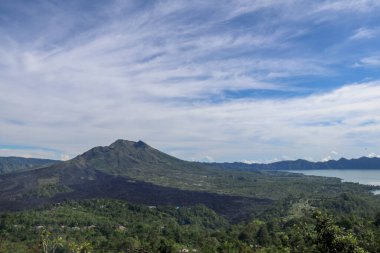 Volkan manzarası lav tarlaları, çam ağaçları, çiftlikler ve yamaçlardaki evler. Kintamani, Endonezya 'nın Bali kentindeki Gunung Batur Kaldera Duvarı' nın batı kıyısında yer alan bir köydür..