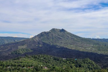 Batur Dağı ya da Gunung Batur Dağı Panoraması, Endonezya 'nın Bali adasının çevresindeki kalderanın merkezinde yer alan aktif bir yanardağ. Projeniz için en iyi arkaplan.