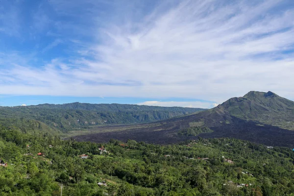 巴图尔山或Gunung Batur火山全景 Panorama Mount Batur 是一座活火山 位于印度尼西亚巴厘岛周围地区的火山口中心 您的项目的最佳背景 — 图库照片