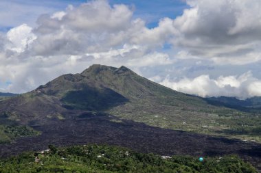 Volkan manzarası lav tarlaları, çam ağaçları, çiftlikler ve yamaçlardaki evler. Kintamani, Endonezya 'nın Bali kentindeki Gunung Batur Kaldera Duvarı' nın batı kıyısında yer alan bir köydür..