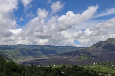 Volkan manzarası lav tarlaları, çam ağaçları, çiftlikler ve yamaçlardaki evler. Kintamani, Endonezya 'nın Bali kentindeki Gunung Batur Kaldera Duvarı' nın batı kıyısında yer alan bir köydür..