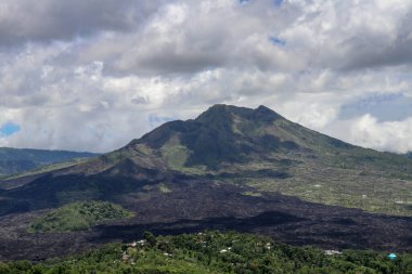 Volkan manzarası lav tarlaları, çam ağaçları, çiftlikler ve yamaçlardaki evler. Kintamani, Endonezya 'nın Bali kentindeki Gunung Batur Kaldera Duvarı' nın batı kıyısında yer alan bir köydür..