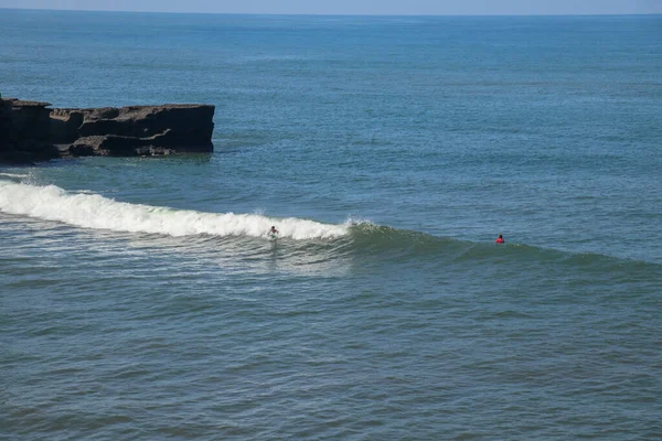 Mannen Wetsuits Met Een Surfplank Een Zonnige Dag Het Water — Stockfoto