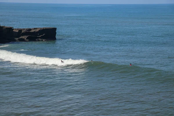 Muži Neoprénech Prknem Slunečného Dne Vodě Beach Surfaři Mluví Smějí — Stock fotografie