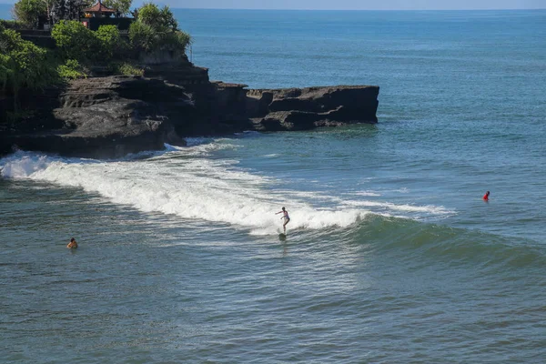Surfista Onda Apanha Uma Onda Surfa Cachimbo Surfar Oceano Ilha — Fotografia de Stock