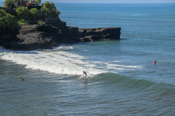Surfista Onda Apanha Uma Onda Surfa Cachimbo Surfar Oceano Ilha — Fotografia de Stock