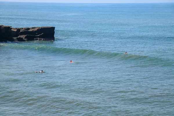 Mannen Wetsuits Met Een Surfplank Een Zonnige Dag Het Water — Stockfoto