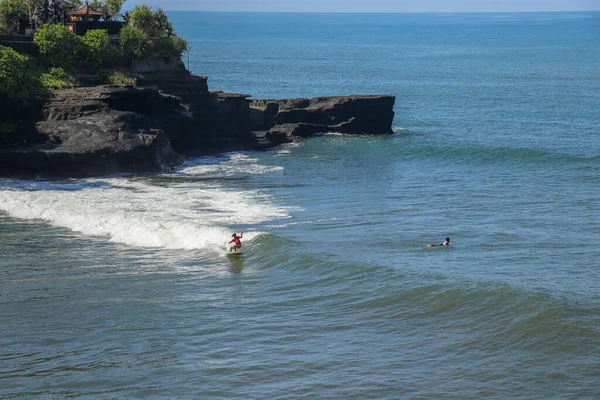 Surfista Onda Apanha Uma Onda Surfa Cachimbo Surfar Oceano Ilha — Fotografia de Stock