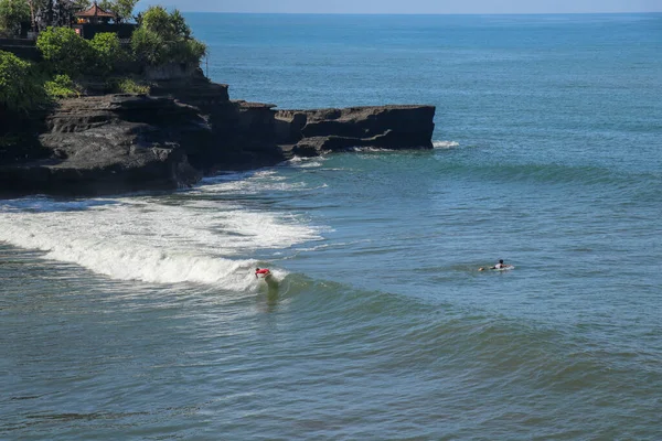 Vista Aérea Surfista Superfície Azul Oceano Índico Cavalgar Ondas Praia — Fotografia de Stock