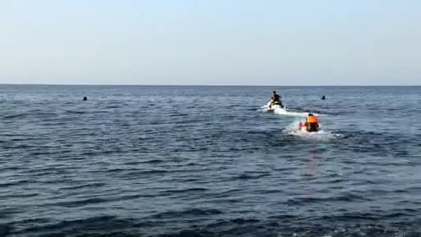 Een Jongeman Waterskiën Een Zee Waterskiër Beweegt Snel Spatten Water — Stockvideo