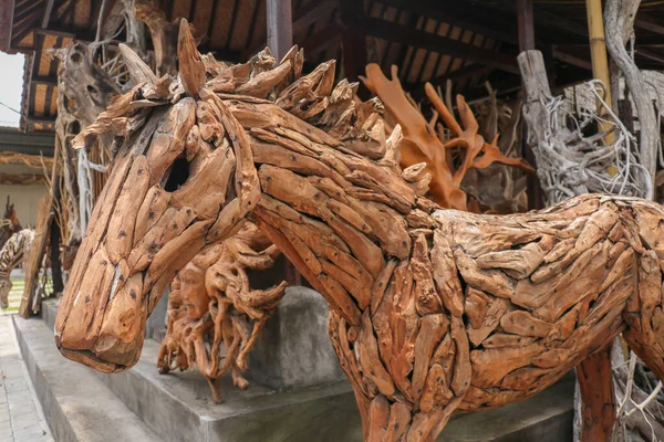 Wooden statue of a horse. Art and work of Balinese artists. Wood — Stock Photo, Image