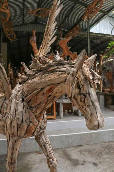 Estatua de caballo Pegaso. Arte y obra de artistas balineses. Madera a — Foto de Stock