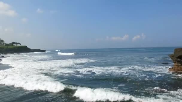 Endonezya Nın Bali Adası Ndaki Ünlü Tanah Lot Tapınağı Mavi — Stok video