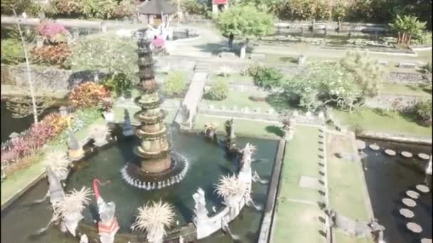 Hindu Balinesiska vattenpalatset Tirta Gangga på Bali ön, Indonesien. Flygfoto Tirta Gangga den tidigare kungliga vattenpalatset är en labyrint av pooler och fontäner omgiven av en lummig trädgård och sten — Stockvideo