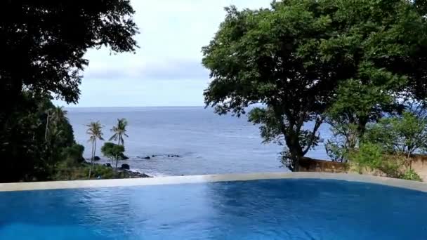 Acqua Che Scorre Dalla Piscina Sfioro Vista Sull Oceano Indiano — Video Stock