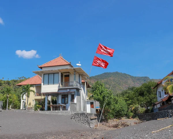 Multi Lantai Rumah Pantai Dengan Pasir Vulkanik Bendera Merah Dengan — Stok Foto