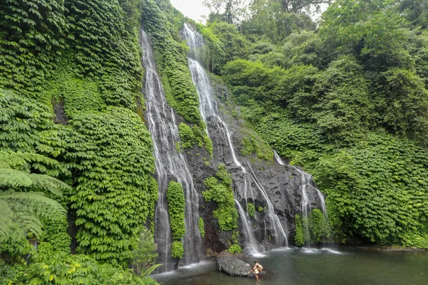 热带雨林中神秘的丛林瀑布瀑布带着岩石和蓝绿色的池塘 印度尼西亚瓦纳吉里 高山斜坡上的班尼马拉孪生瀑布 自然滑落瀑布 — 图库照片